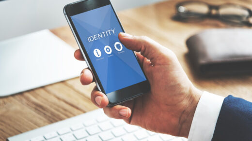 Un hombre sostiene un teléfono inteligente en su mano