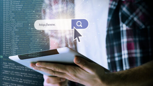 Un hombre con una tableta usa un navegador.